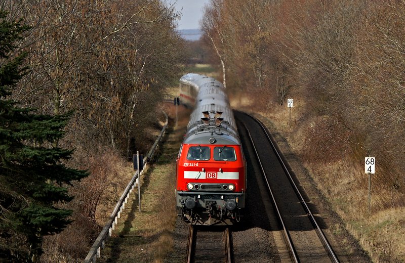 218 341-6 und eine Schwesterlokomotive ziehen am 21.03.2010 bei Heiligenstedten-Julianka einen IC gen Hamburg.