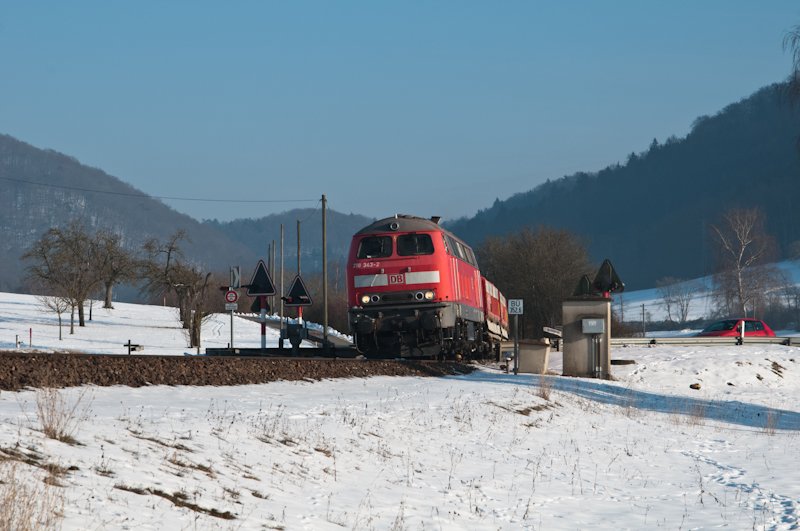 218 342-3 und 218 272-3 (Zugschluss) am 16. Februar als DGS 88298 (Schaffhausen - Wilchingen-Hallau) am B 352,6 nahe Neunkirch.