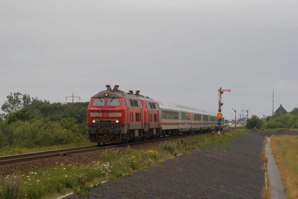 218 342-4 + 218 374-7 mit einem InterCity in Keitum am 31.07.2011