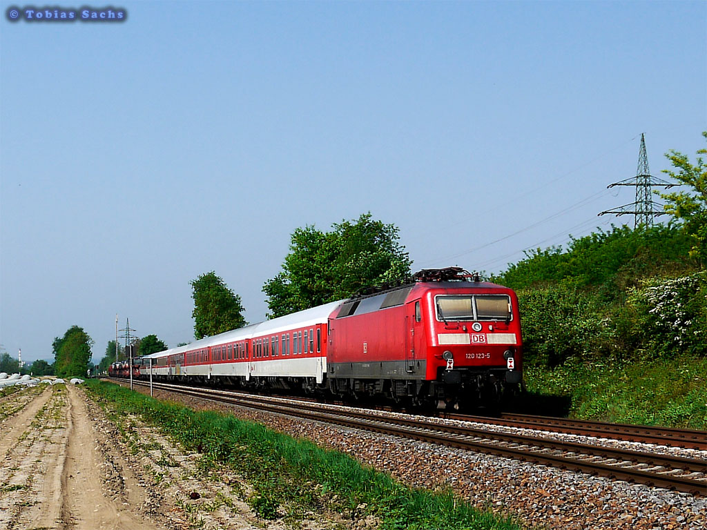 218 343 und 218 326 mit �ber die G�ubahn umgeleitetem AZ 1379 - am Zugschluss eine 120 123 siehe Bild - aufgenommen am 25.04.2011
