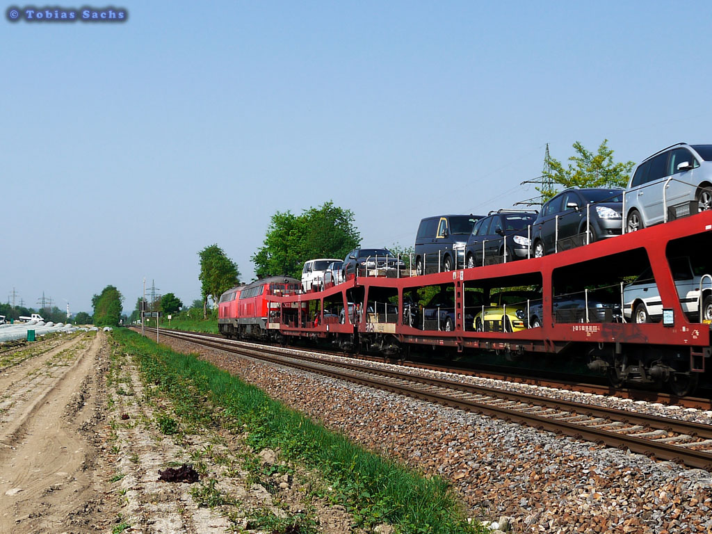 218 343 und 218 326 mit �ber die G�ubahn umgeleitetem AZ 1379 - am Zugschluss eine 120 123 - aufgenommen am 25.04.2011