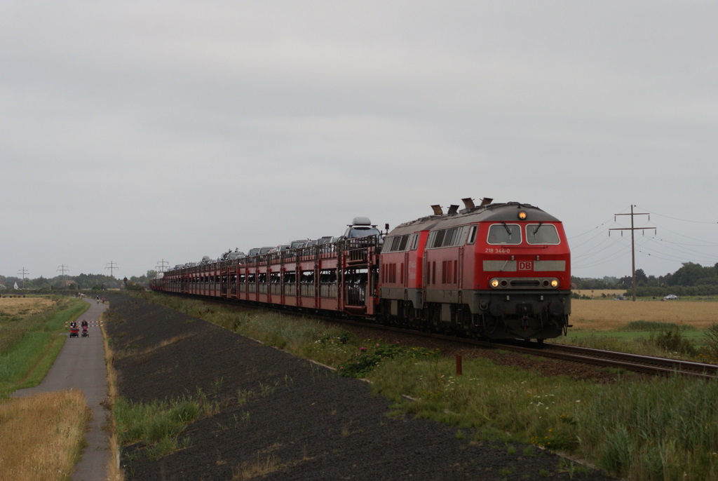 218 344-0 + 218 311-9 mit einem Sylt-Shuttle in Keitum am 31.07.2011