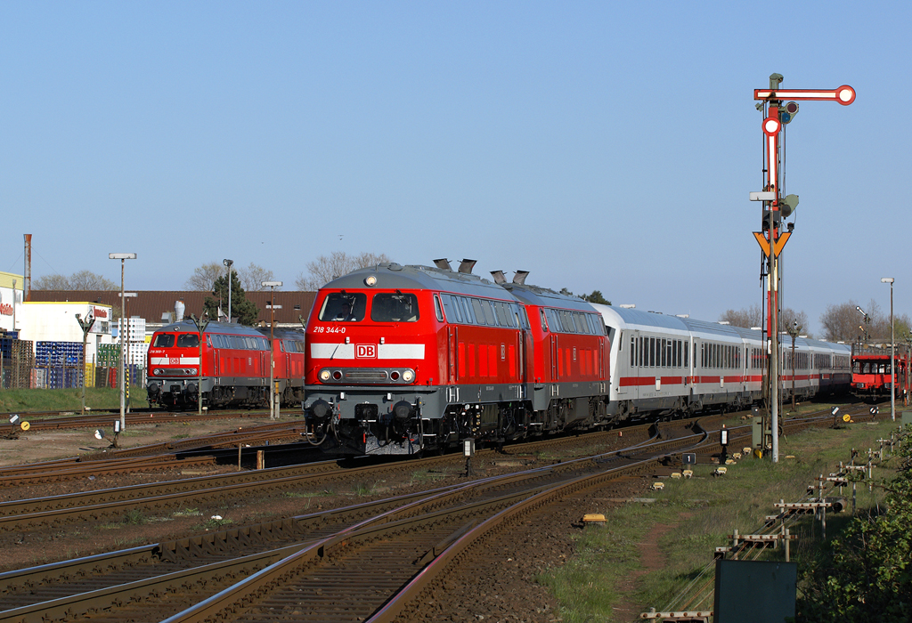 218 344-0 und 218 397-8 zogen am 18.04.2009 IC 2170 nach Sylt OT Westerland, hier kurz vor der Einfahrt in den Westerlnder Bahnhof in Sylt OT Tinnum.