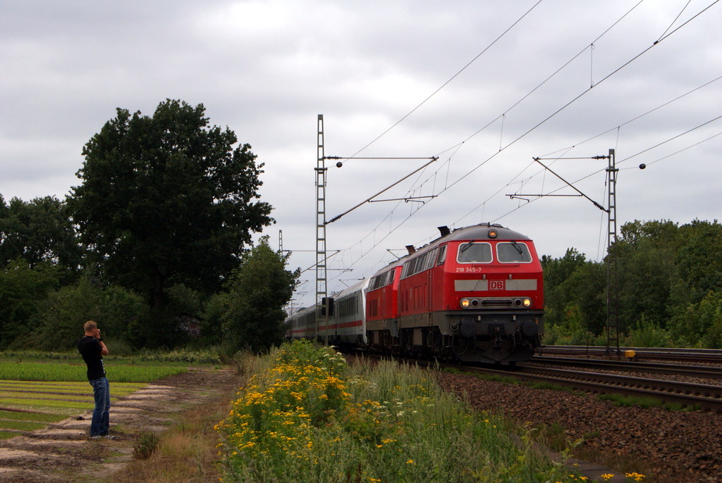 218 345-7 + 218 322-6 mit einem InterCity in Halstenbek am 29.07.2011