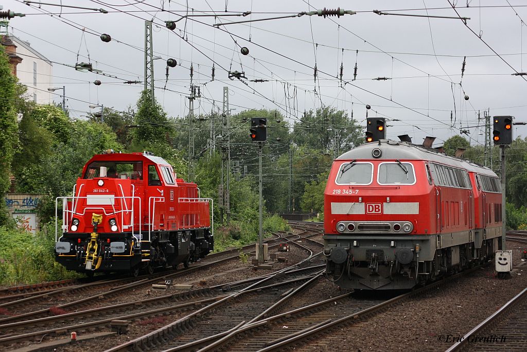 218 345 mit 218 321 und 261 042 am 22.07.2011 in Hamburg HBF.