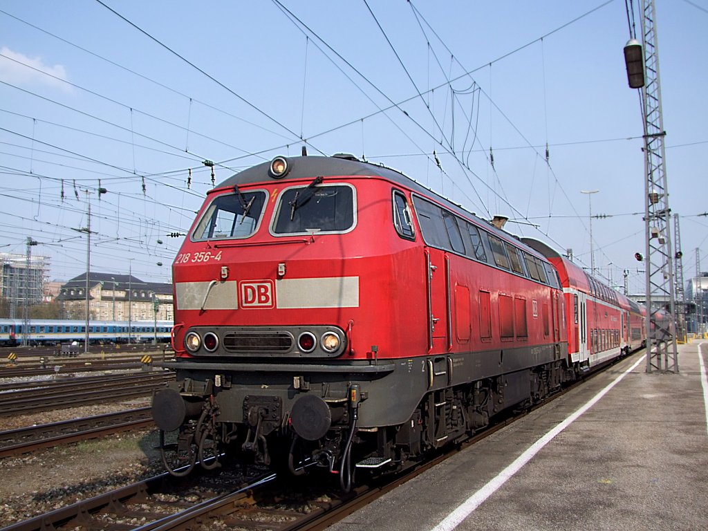218 356-4 hat eine Doppelstockgarnitur in den Mnchner Hauptbahnhof geschoben;110329