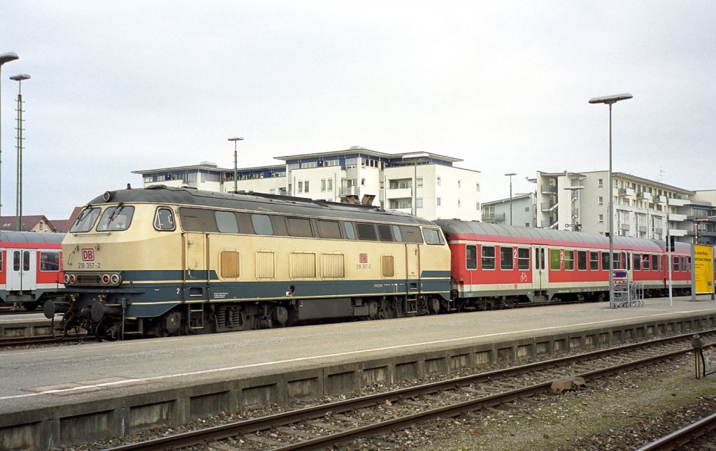 218 357-2 mit IRE 32146 von Lindau nach Ulm am 09.03.2003 in Friedrichshafen.