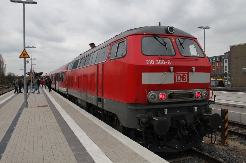 218 360-6 ist mit der RB 24 aus Kln Messe/Deutz in Euskirchen angekommen. (10.April 2012)