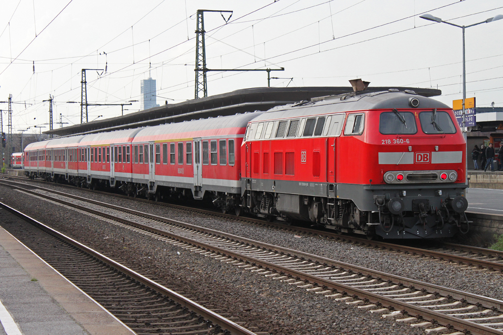 218 360 schiebt am 2.4.12 die RB24 nach Euskirchen.Hier in Kln Messe/Deutz.