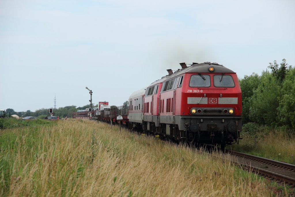 218 363-0 und eine weitere 218 mit einem Sylt Shuttle in Keitum am 07.07.12