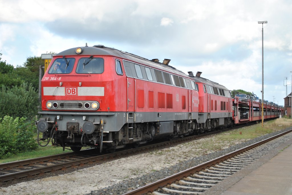 218 364-8 und eine weitere 218 vor dem Syltshuttle bei der Einfahrt in Westerland(Sylt) am 24. Juli 2010.