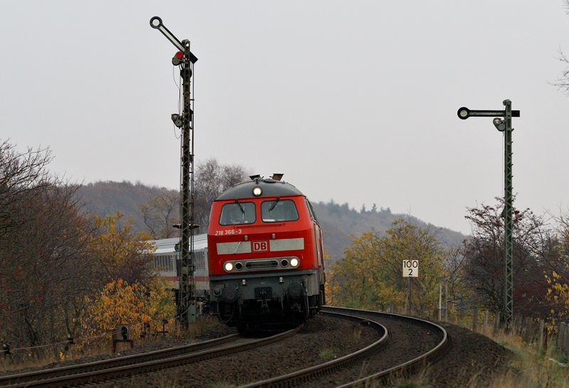 218 366-3 und eine Schwesterlokomotive am 8.11.2009 mit einem IC nach Westerland bei Sankt Michaelisdonn.