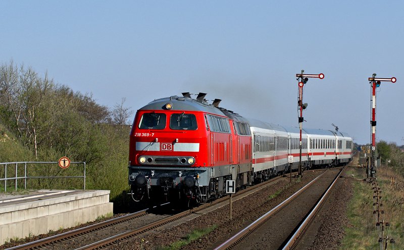 218 369-2 und 218 213-7 am 17.04.2009 mit IC 2310 nach Westerland/Sylt bei der Einfahrt in den Bahnhof von Keitum.