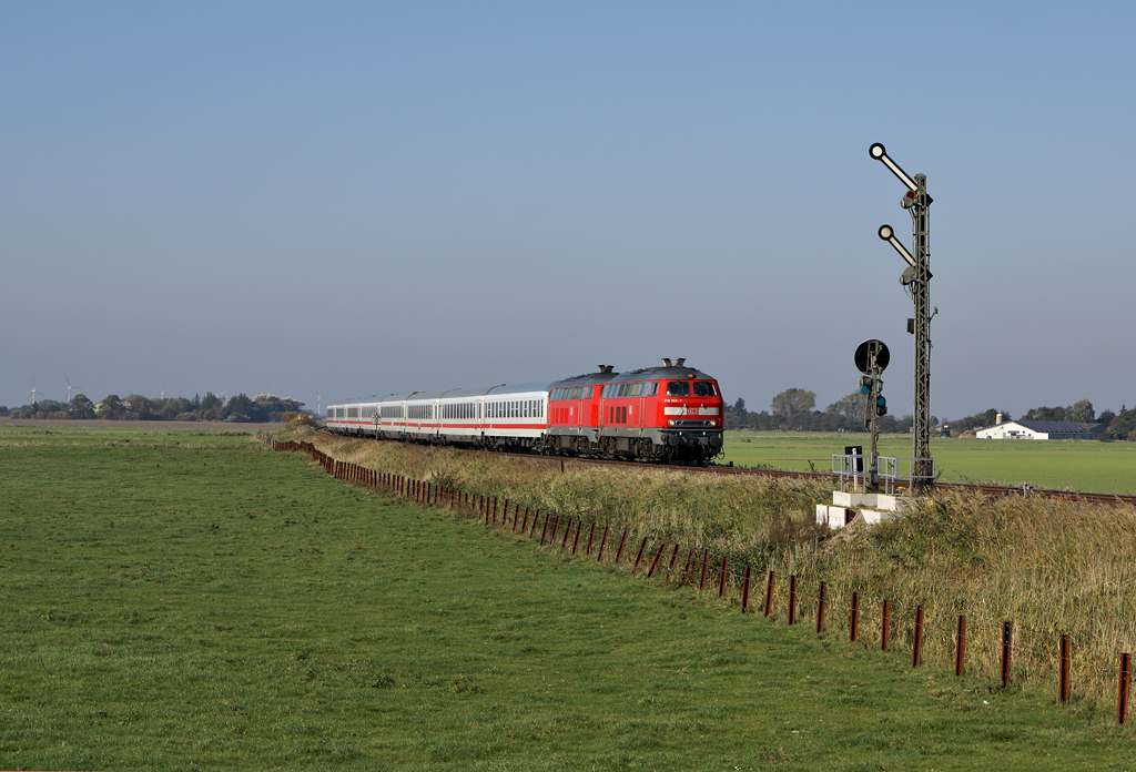 218 369-7 und 218 345-7 ziehen am 9.10.2010 IC 2315 nach Frankfurt (Main) bei Lehnshallig gen Sden. Die Formsignale wurden 2008 an dieser Stelle neu aufgestellt.