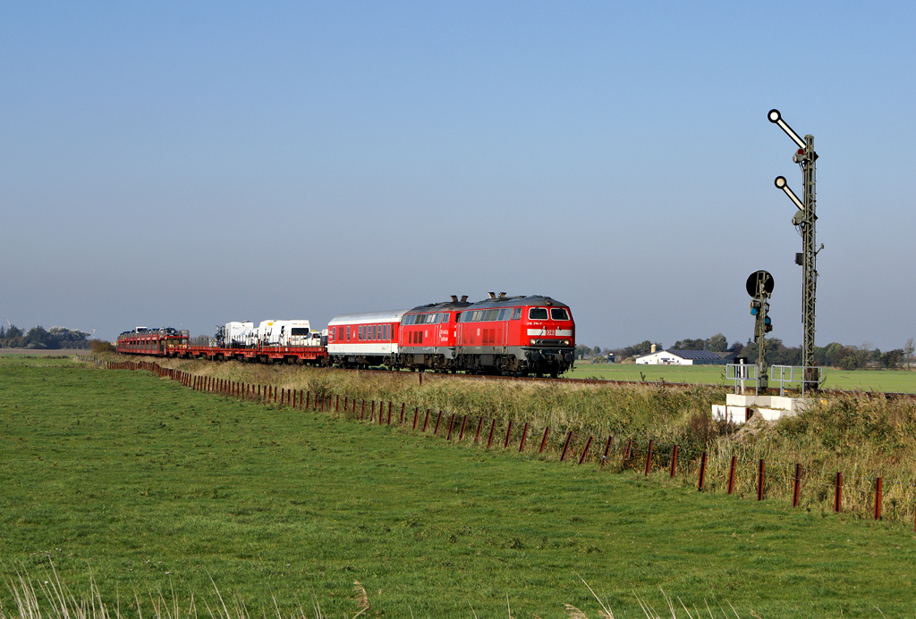 218 374-7 und 218 376-2 ziehen am 9.10.2010 einen SyltShuttle nach Niebll am ESig des Kbf Lehnshallig vorbei.