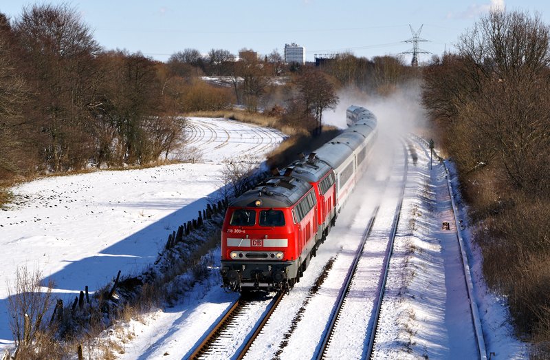 218 380-4 und eine Schwesterlokomotive mit IC 2310 nach Westerland am 06.03.2010 bei Heiligenstedten-Julianka.