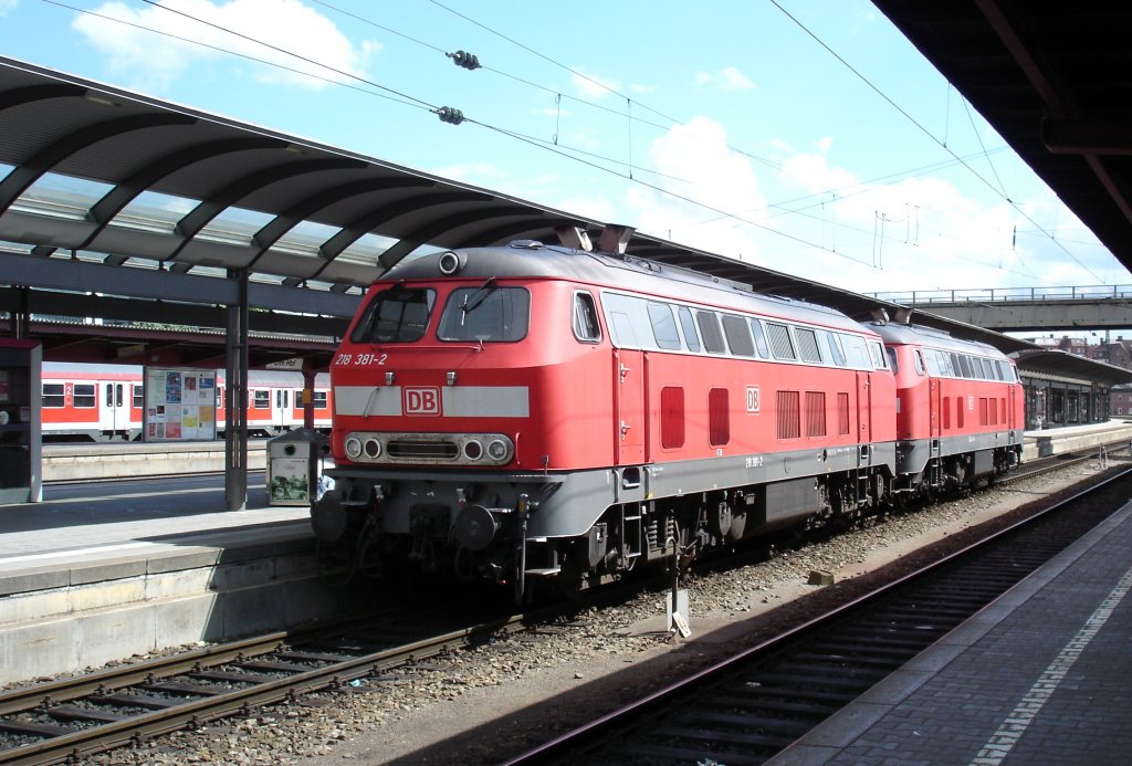 218 381-2 wartet am 8.8.2005 mit einer Schwestermaschine auf bernahme des IC Dortmund-Oberstdorf im Ulmer Hbf  