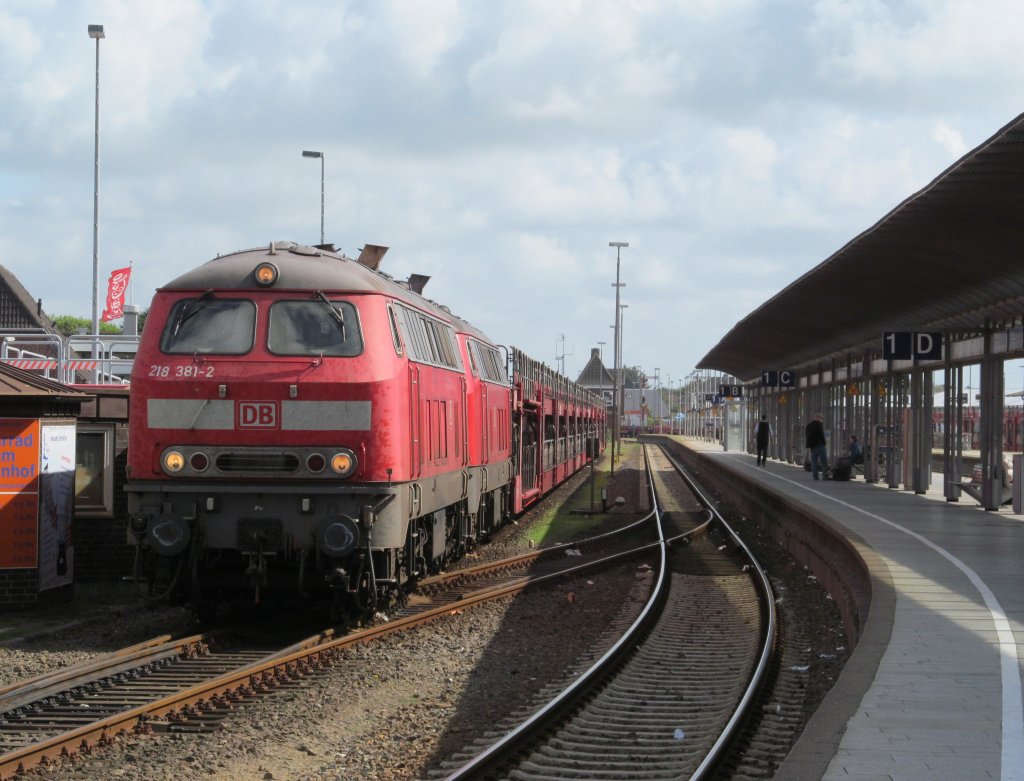 218 381-2 und eine weitere 218er stehen am 22. August 2012 mit dem Sylt-Shutle im Bahnhof Westerland (Sylt).