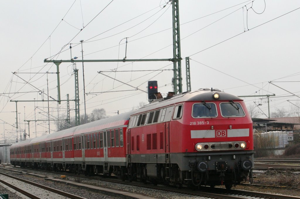 218 385-3 von GB Fernverkehr Standort Niebll zur  kurzfristigen Aushilfe  bei der RBSH auf der KBS 104 vor dem RE 21494 nach Lbeck und Kiel am 12.04.2013