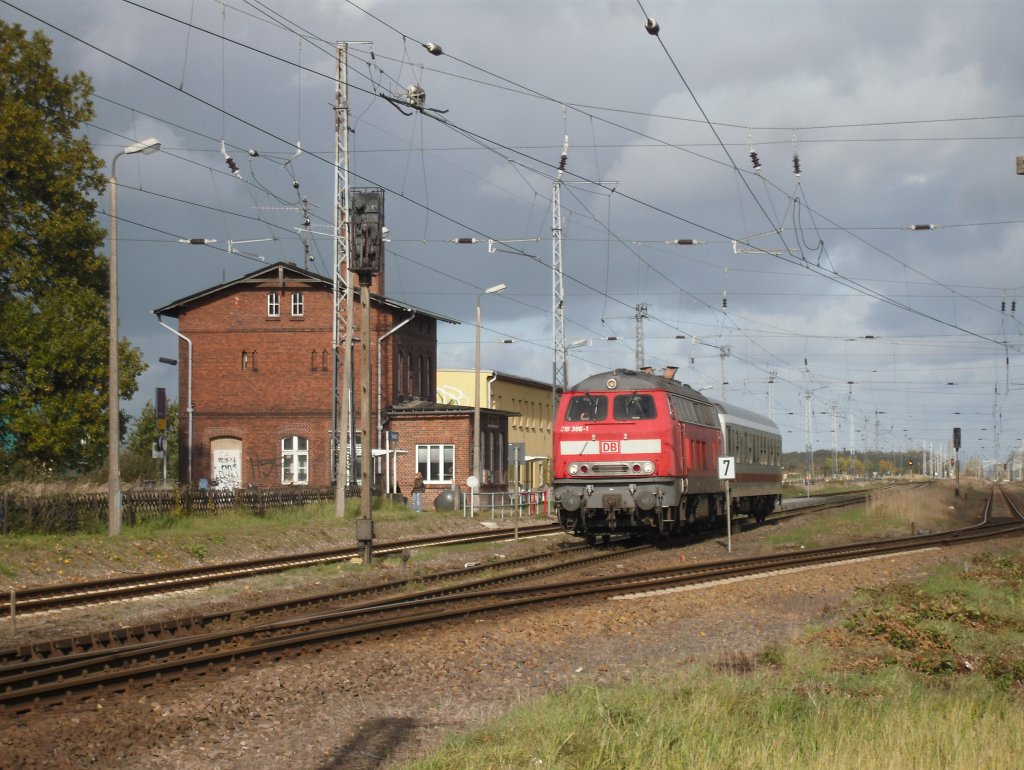 218 386 wartet am 20.10.2010 in Bentwisch mit schwerer Fuhre auf eine entgegen kommende Regionalbahn (VZ 642) um weiter in Richtung ROstock (wahrscheinlich Bw Dalwitzhof) zu fahren.
