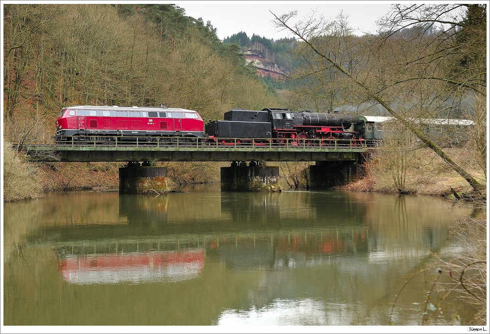 218 387 & 23 042 mit dem Sdz 37892 von Gerolstein nach Trier; Kordel 3.4.2010
