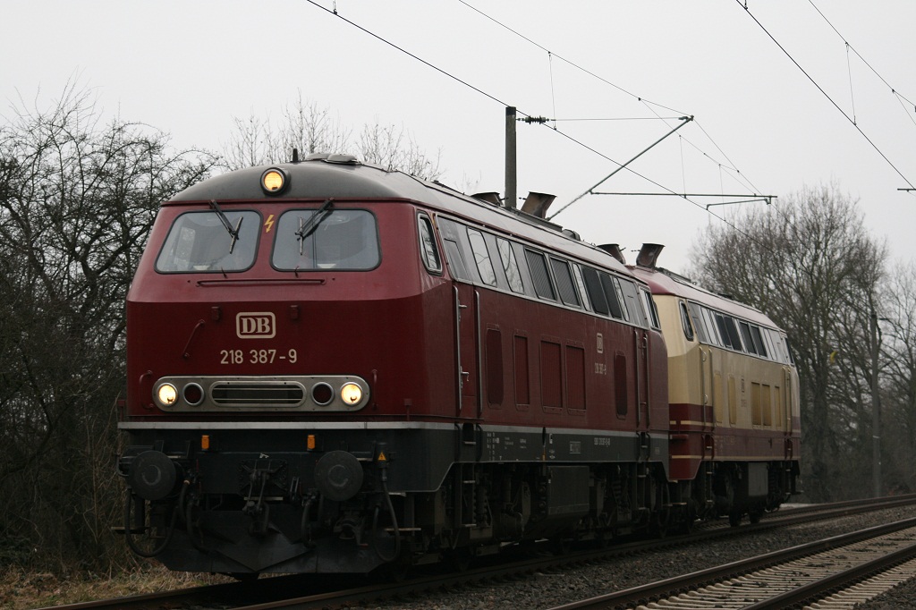218 387 und 218 105 in Siegburg am 20.02.2011