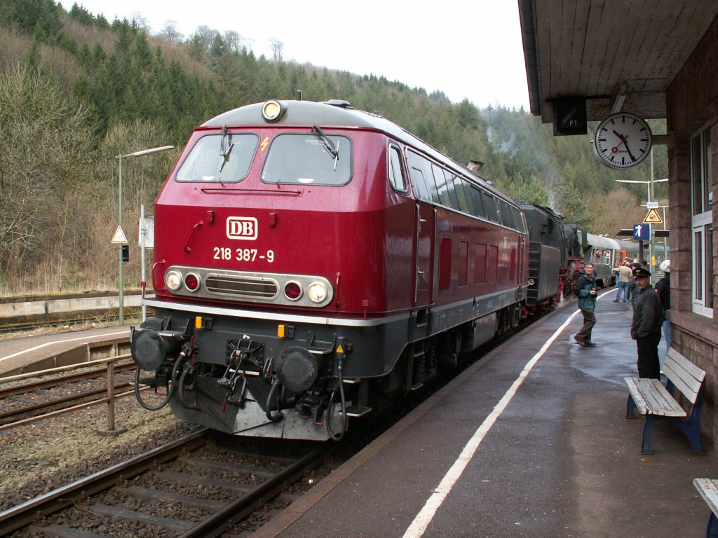 218 387 und 23 042 im Rahmen des Dampfspektakel 2010 am 3.4. in Speicher auf dem Weg nach Trier.