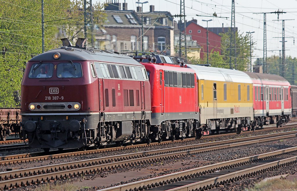 218 387-6 und 110 169 mit einem Messzug in Kln West am 19.04.2011
