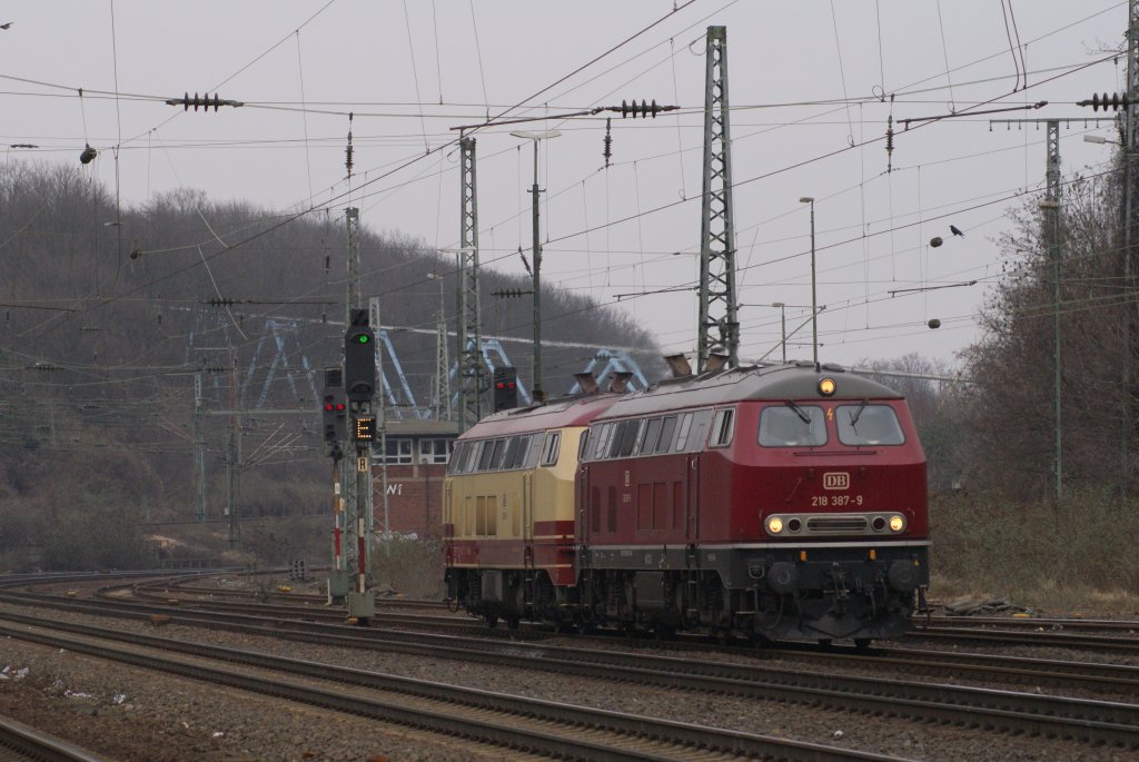218 387-9 + 218 105 als Tfzf 48060 von K�ln Bbf nach Gie�en bzw. Aschaffenburg in K�ln-West am 20.02.2011