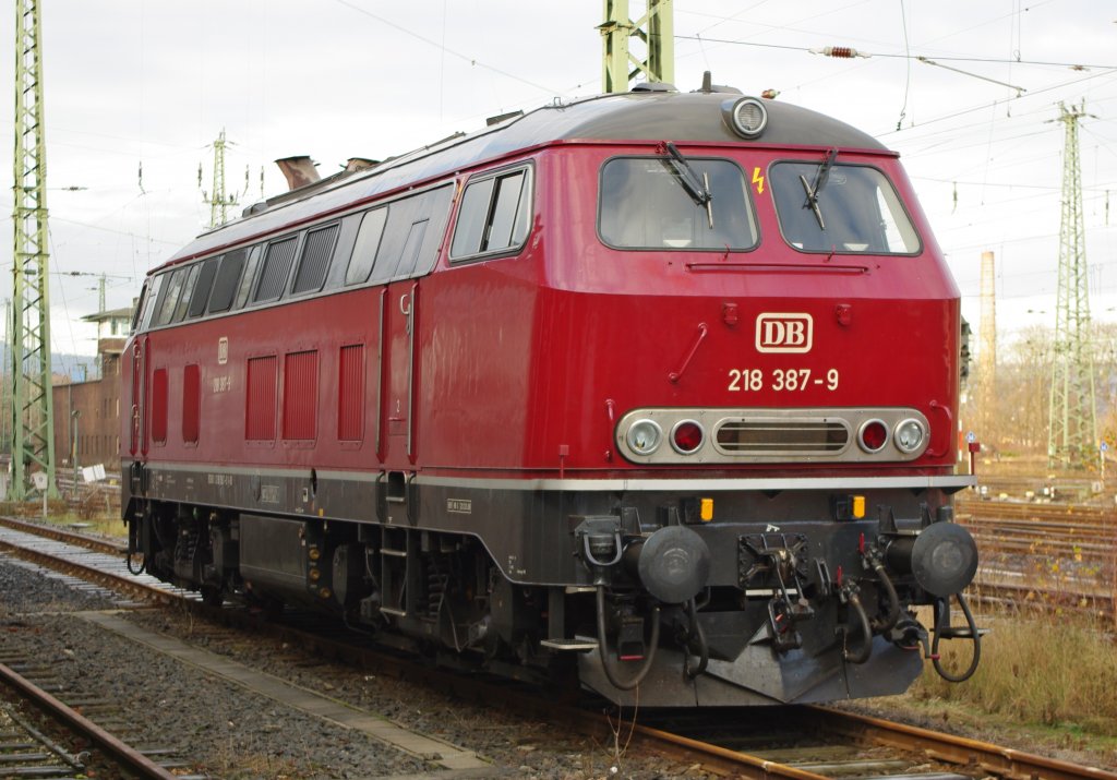 218 387-9 abgestellt im Hbf Kassel und vom Parkplatz der Kurhessenbahn sehr gut einzusehen. Aufgenommen am 27.12.2009.