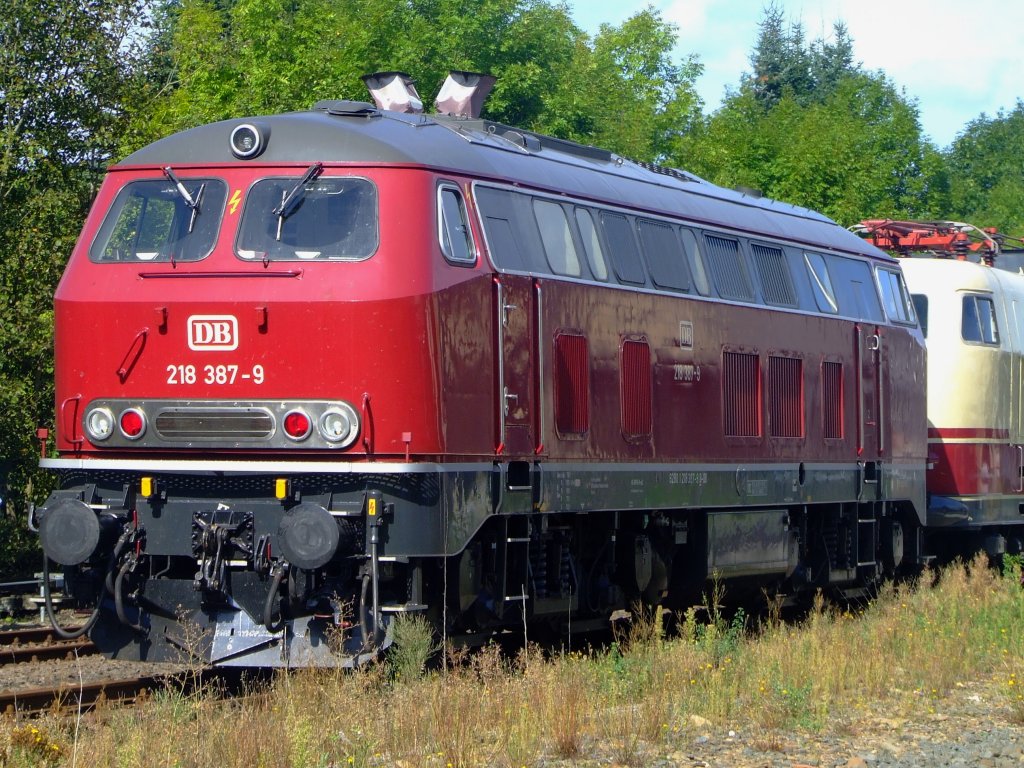 218 387-9 als Schublok des historische TEE-Rheingold steht am 30.08.2009 im Bahnhof Biedenkopf zur Abfahrt nach Bad Laasphe zum Bahnhofsfest bereit. 