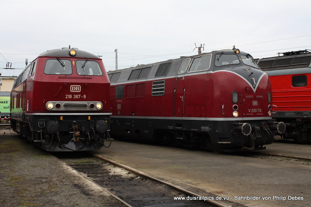 218 387-9 (DB) und V 200 116 (DB) stehen am 19. September 2010
im Betriebswerk Osnabrck (Doppeljubilum: 125 Jahre Betriebswerk Osnabrck und 175 Jahre Eisenbahn in Deutschland)