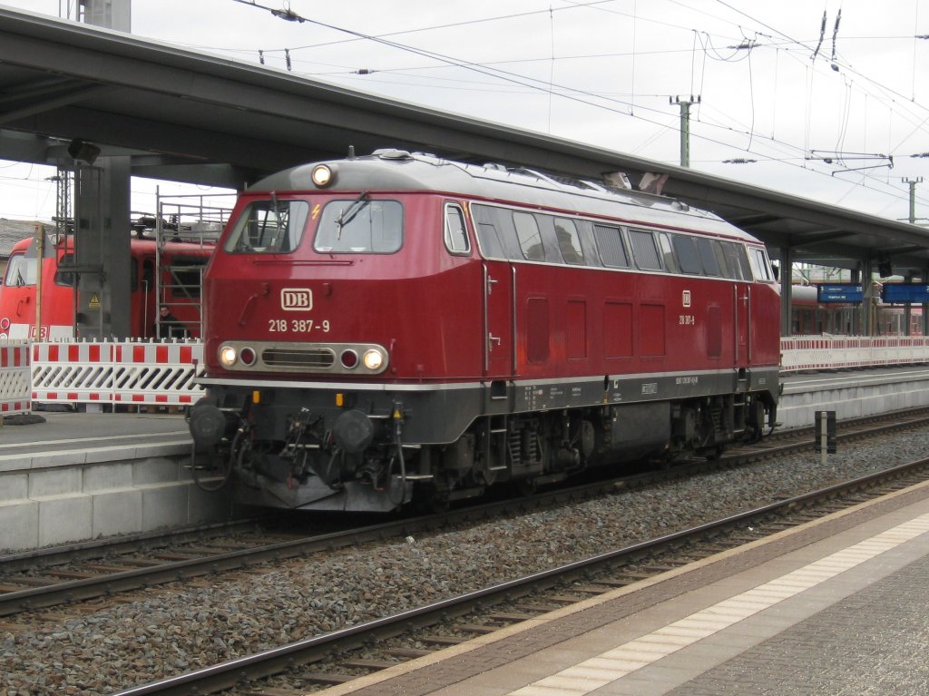218 387 - 9 frisch aufpoliert auf der Durchfahrt Bahnhof Gie�en in Richtung Frankfurt (Main) am 25.2.2010