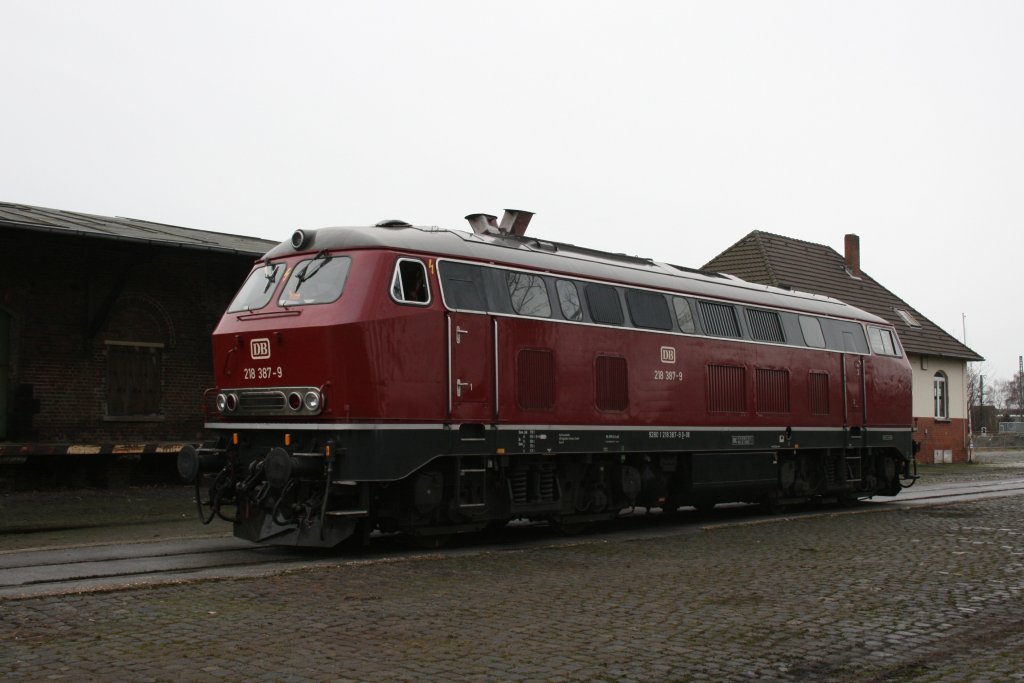 218 387-9 von der Kurhessenbahn.
Aufgenommen auf dem PNV Tag am 6.12.2009 in Kaldenkirchen.
