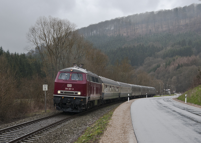 218 387-9 mit RE 12086 (Trier Hbf-Kln Hbf) am verregneten 3. April 2010 bei Usch.