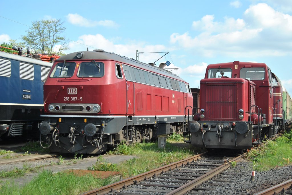 218 387-9 steht am 17.05.2012 im Eisenbahnmuseum Darmstadt Kranichstein neben der VL 12 der ehemaligen Darmst�dter Kreisbahn.