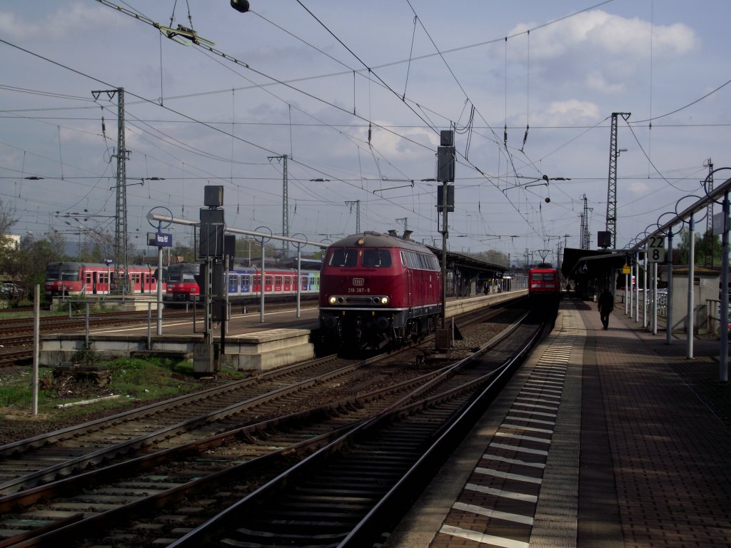 218 387-9 wartet auf die Ausfahrt aus Hanau Hbf am 29.04.13