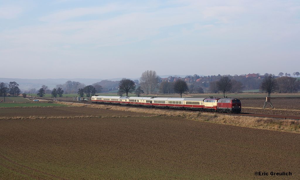 218 387 mit 218 105 und 103 184 am Zugschluss am 20.11.2011 bei Derneburg.