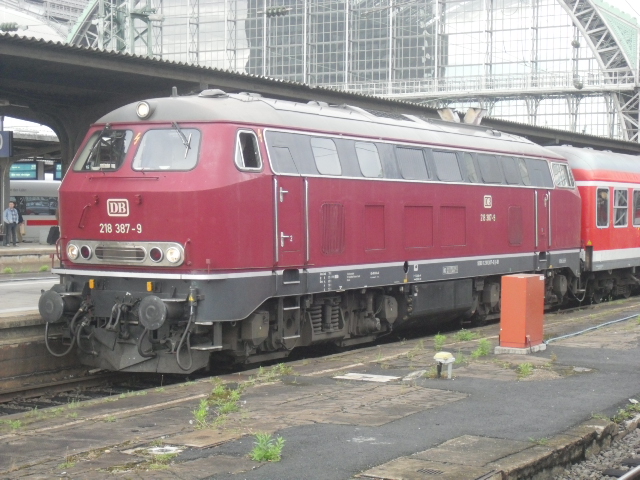 218 387 mit einem RE nach Glauburg-Stockheim in Frankfurt(M)HBF. 12.9.2012