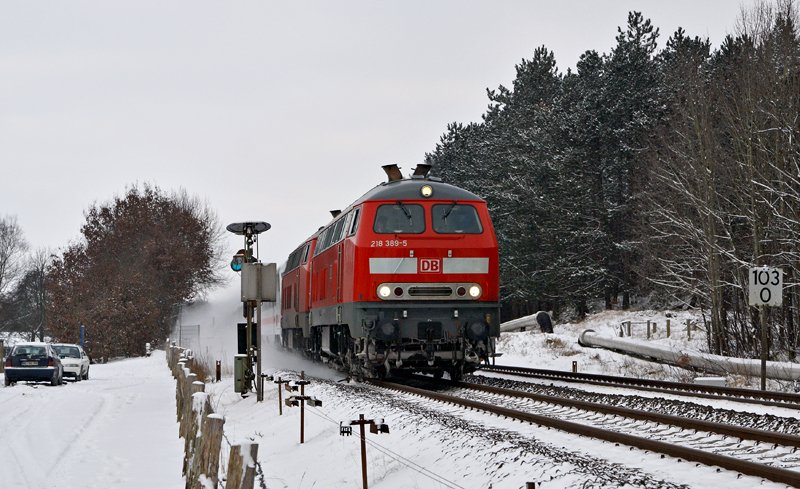 218 389-5 und eine Schwesterlokomotive ziehen am 19.12.2009 einen IC Richtung Sden am VSig von St. Michaelisdonn vorbei.