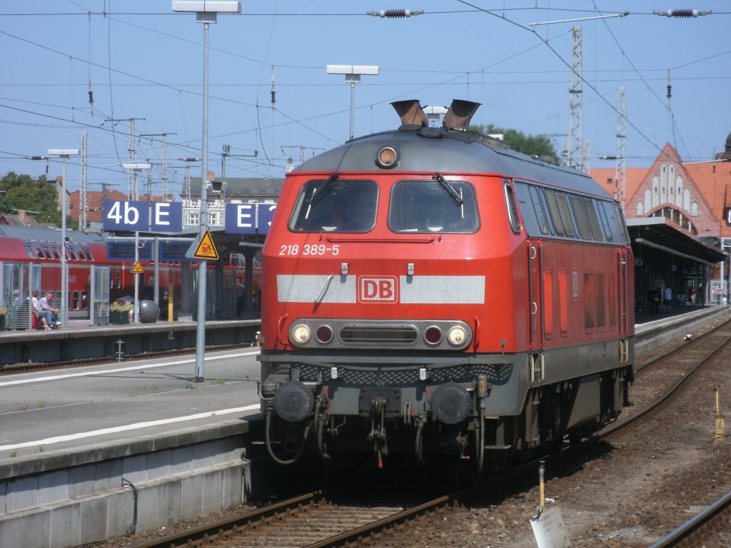 218 389 brachte,am 16.Juli 2011,die Kurswagen als IC 2405 von Heringsdorf nach Stralsund.W�hrend sich die Wagen mit den Wagen aus Binz vereinten und weiter nach K�ln fuhren blieb die 218 389 in Stralsund.