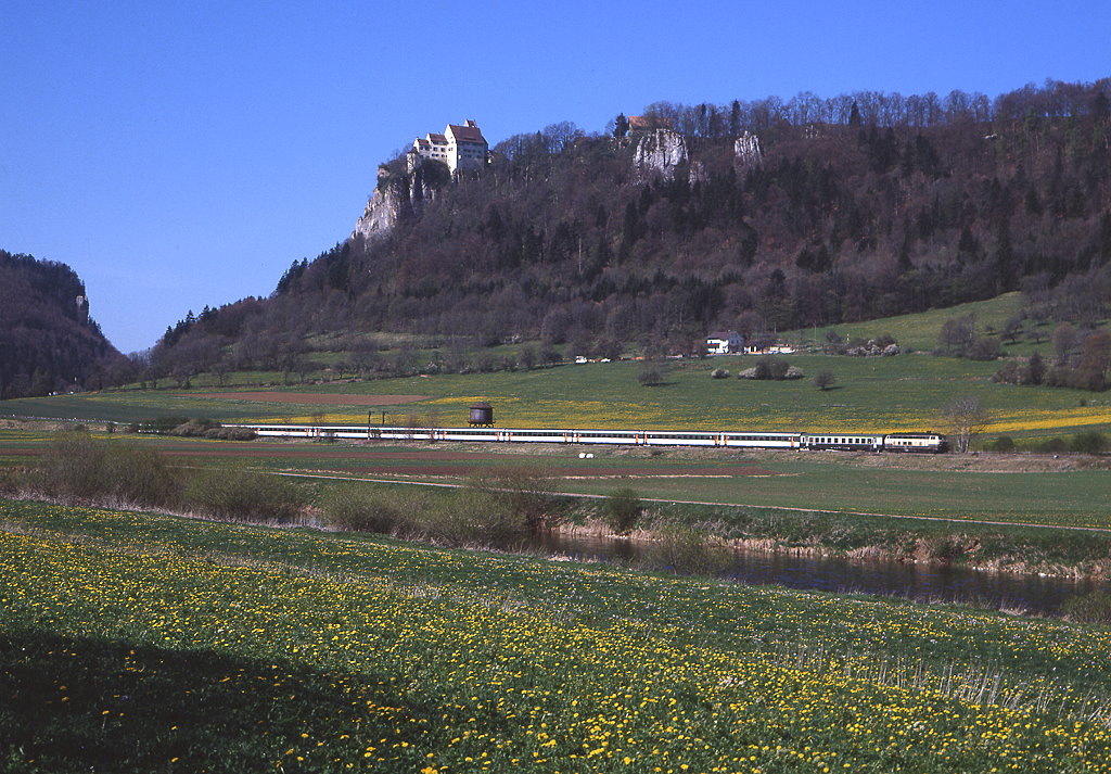 218 389 bringt am 02.05.1997 die Wagengarnitur fr Militrzug Dm 38612 nach Sigmaringen. Einfahrt Hausen im Tal mit Lrm 38689.