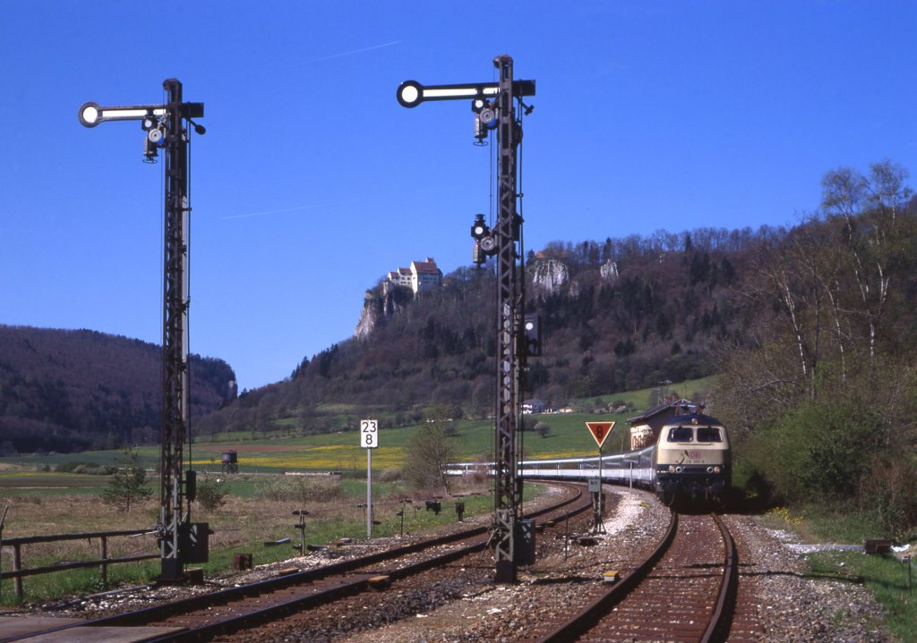 218 389 hat mit der Leergarnitur Lrm 38689 einen lngeren Betriebsaufenthalt im Bahnhof Hausen im Tal, 02.05.1997. Die Garnitur ging auf Dm 38612 ber. Dieser verkehrte Montags und Freitags, um das franzsische Personal nach Strasbourg zu bringen.