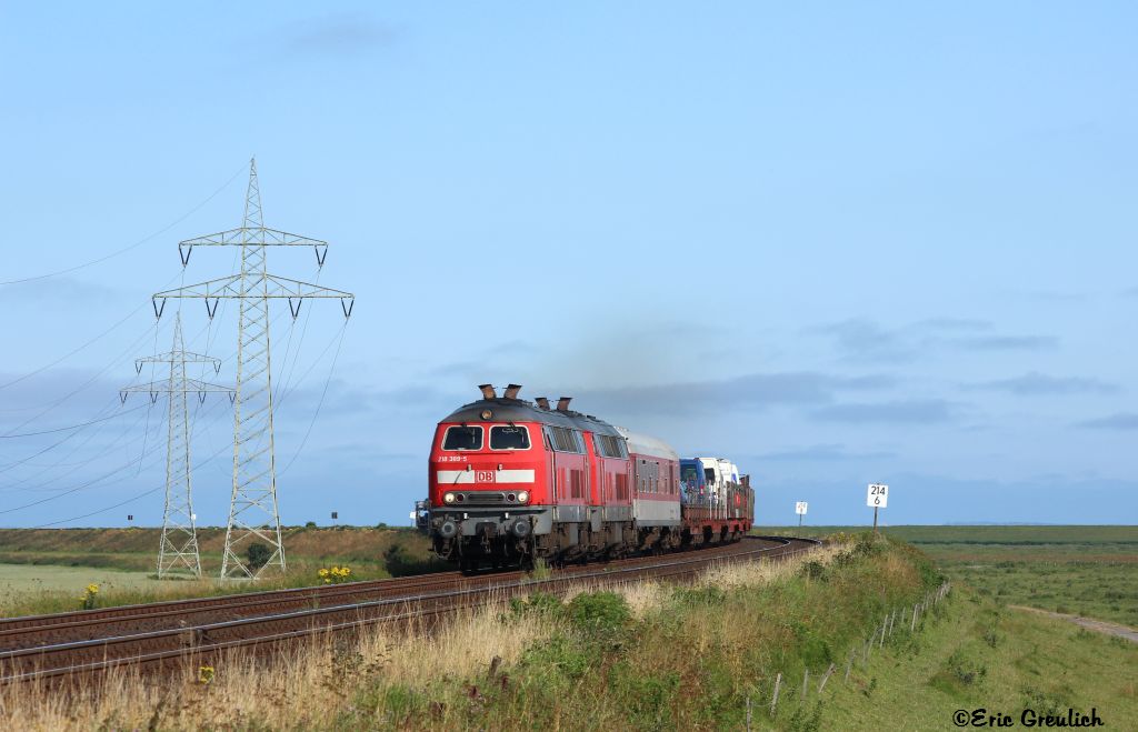 218 389 mit einem Sylt-Shuttle bei Rickersbllerkoog am 21.07.13.