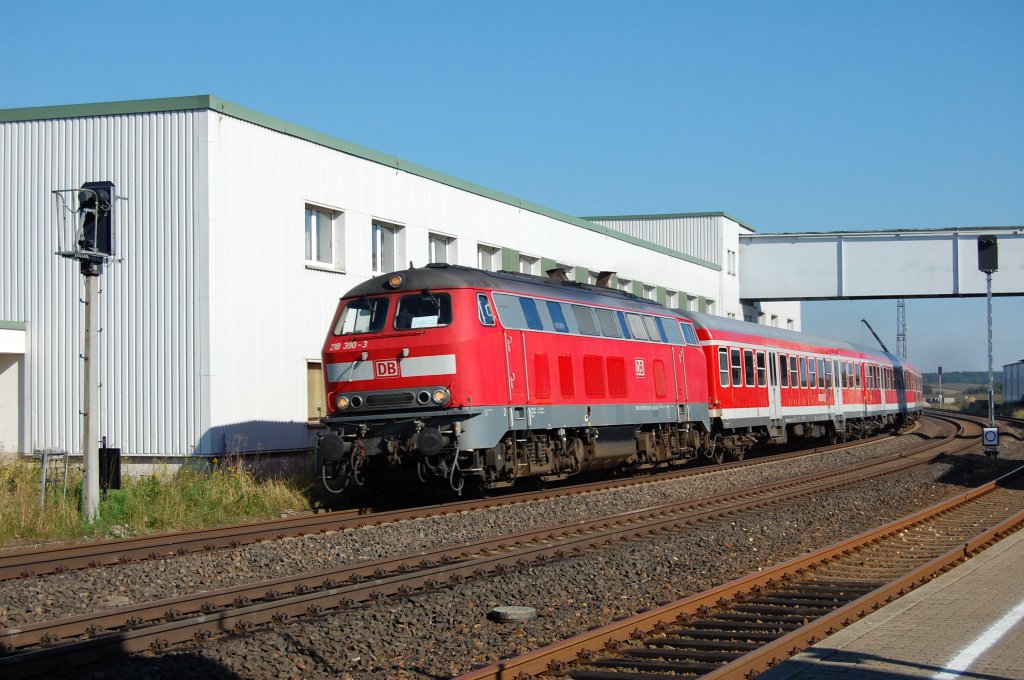 218 390 mit einem RE von Leipzig nach Hof in Gutenfrst am 22.08.2010