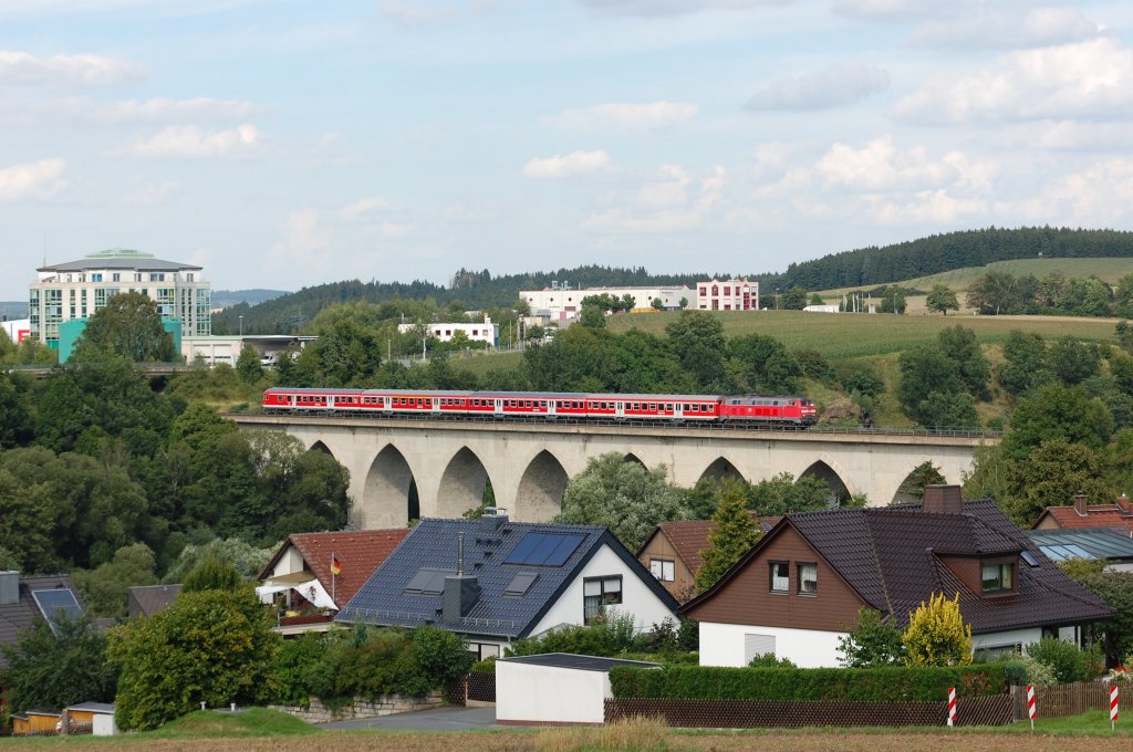218 390 mit einem RE von Hof nach Leipzig am 22.08.2010 auf dem Saaleviadukt in Unterkotzau