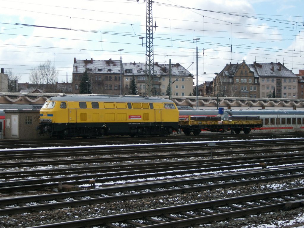 218 391 der DB Bahnbau steht am 20:Februar 2013 mit einem Beiwagen abgestellt in Nrnberg-Drrenhof.