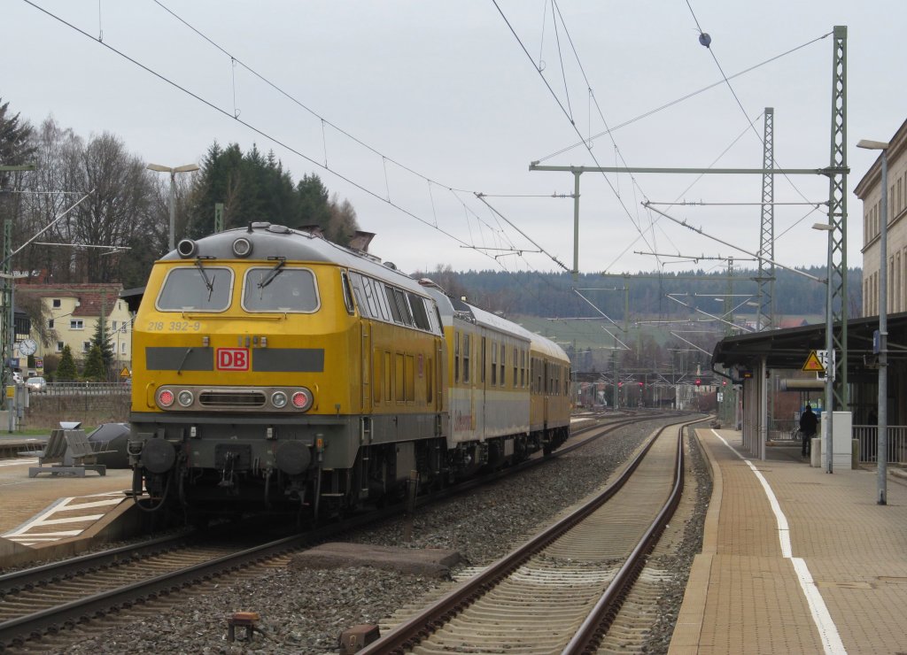 218 392-9 steht am 14. April 2013 mit einem Messzug im Bahnhof Kronach auf Gleis 2.