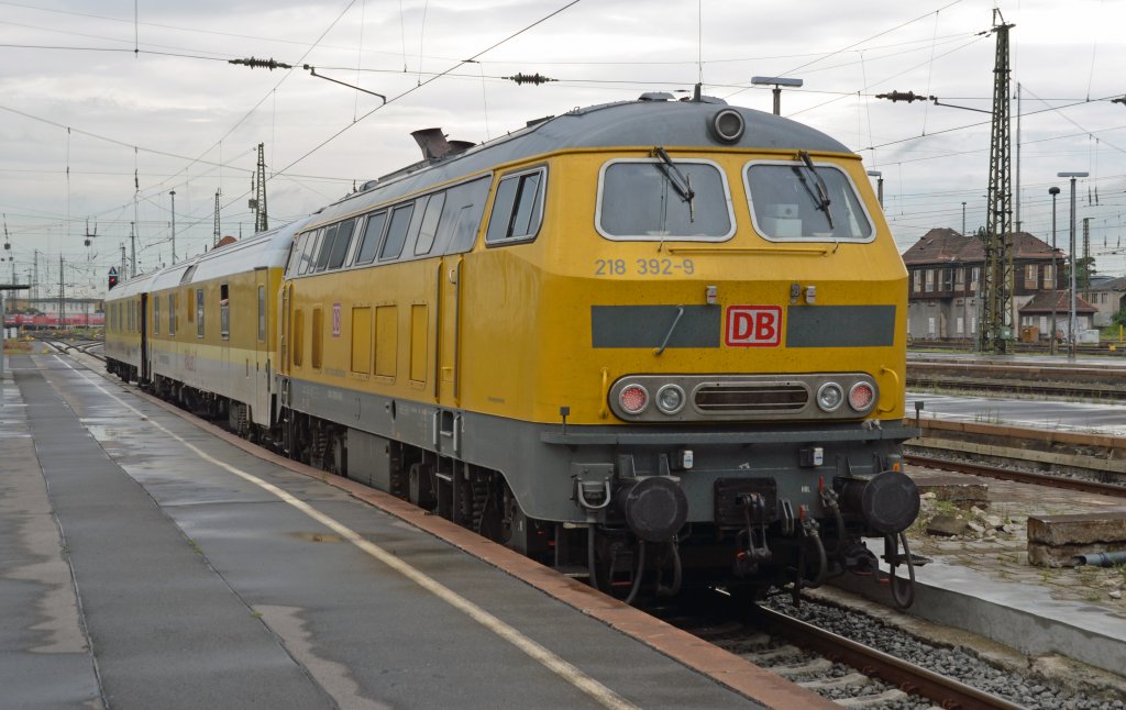 218 392 bespannte am 11.07.12 einen Messzug vom Leipziger Hbf aus Richtung Bitterfeld. Hier steht der Messzug vor der Leipziger Bahnhofshalle und wartet auf die Abfahrt.