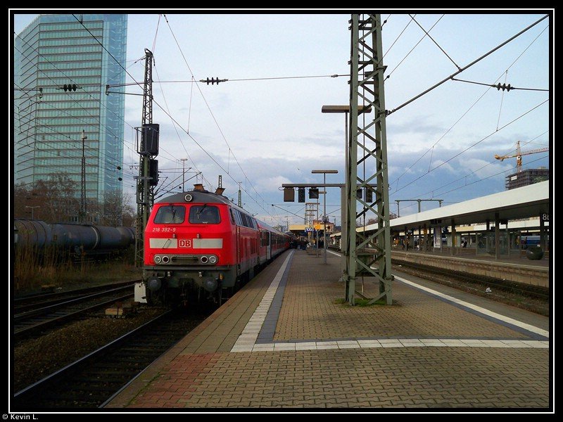 218 392 steht mit dem RE 4837 zur Abfahrt bereit. Aufgenommen in Mannheim Hbf am 12.12.2009